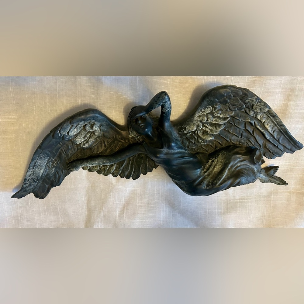 Elegant wall Angel Sculpture - Picture 4 of 10